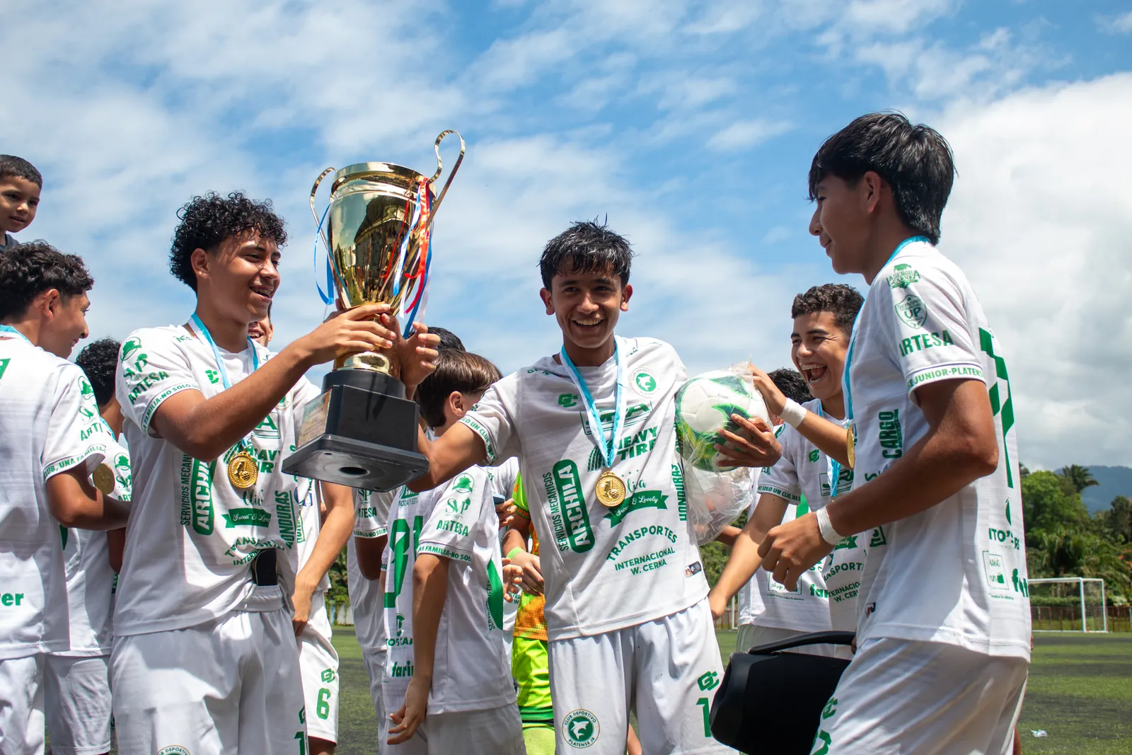 Jugadores del CD Platense Jr celebrando un campeonato con su copa