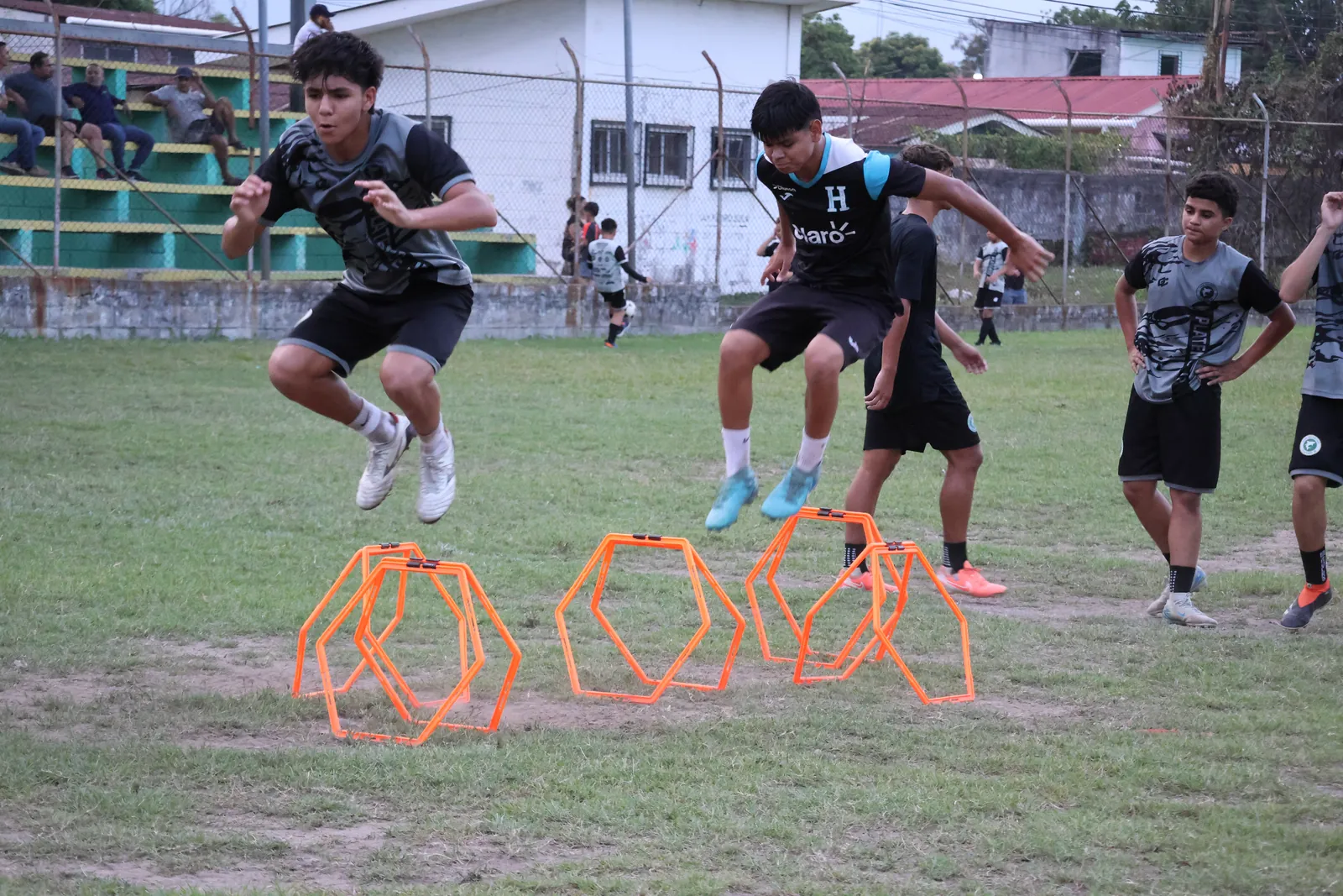Jugadores del CD Platense Jr entrenando en la cancha