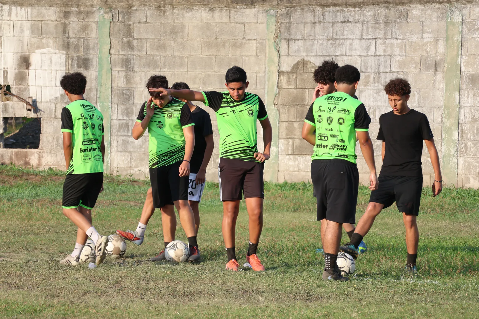 Jugadores del CD Platense Jr entrenando en la cancha