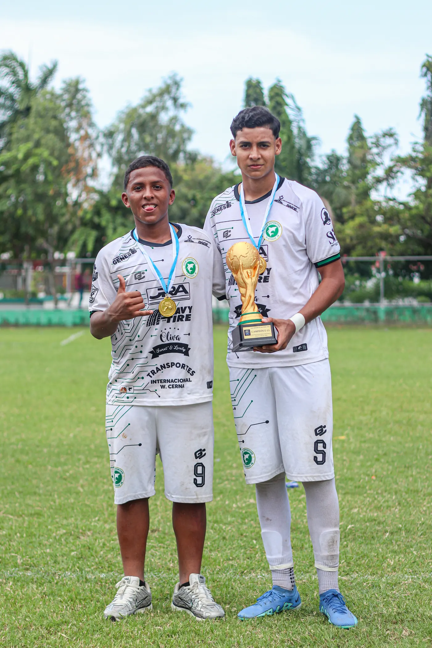 Jugadores del CD Platense Jr con su copa de campeones
