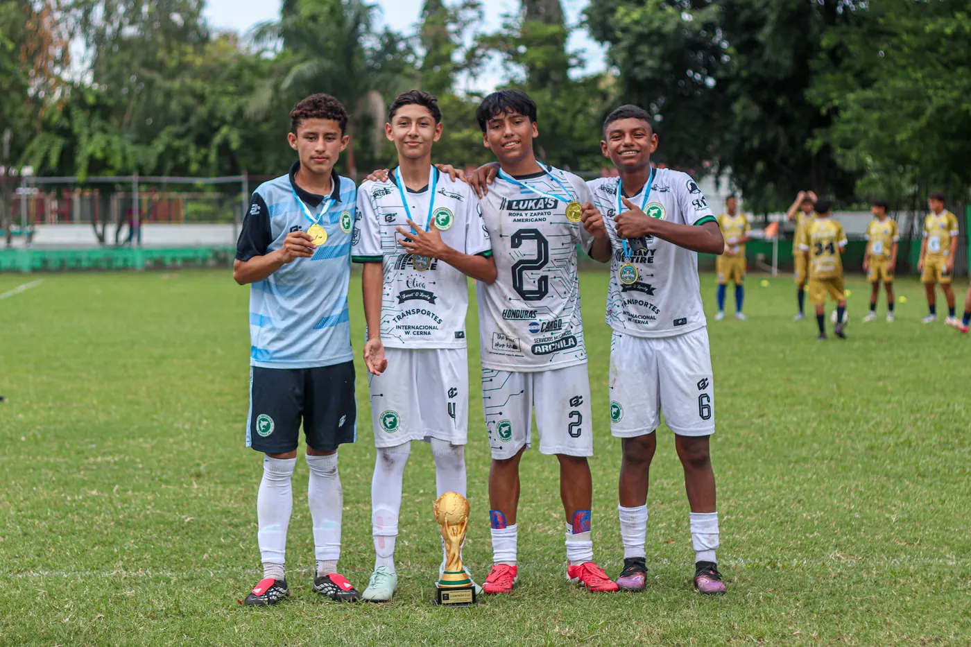 Jugadores del CD Platense Jr con su copa de campeones
