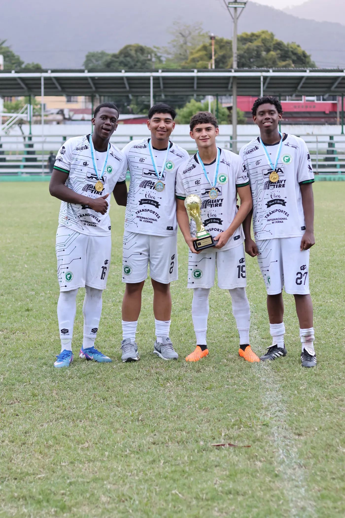 Jugadores del CD Platense Jr con su copa de campeones