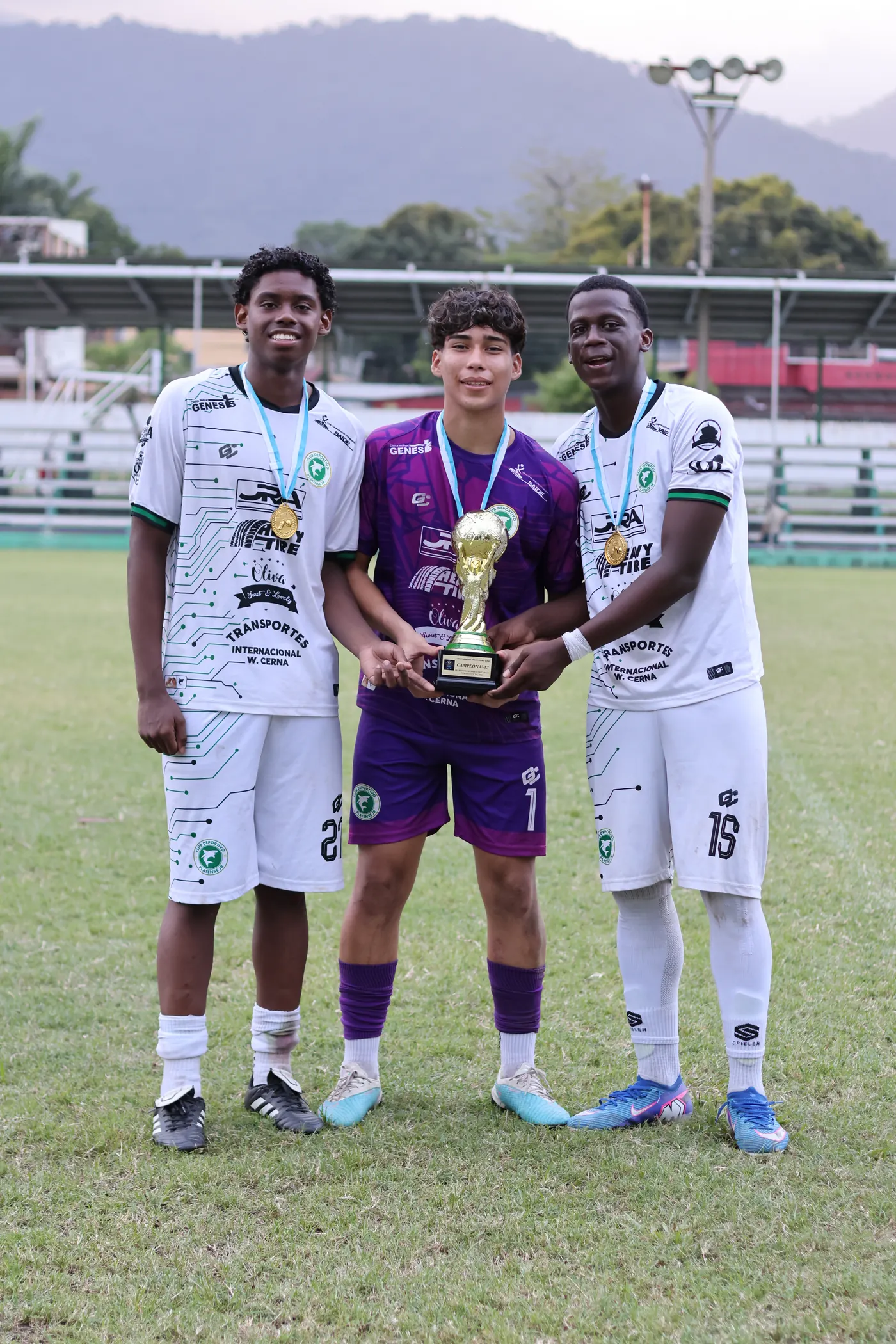 Jugadores del CD Platense Jr con su copa de campeones