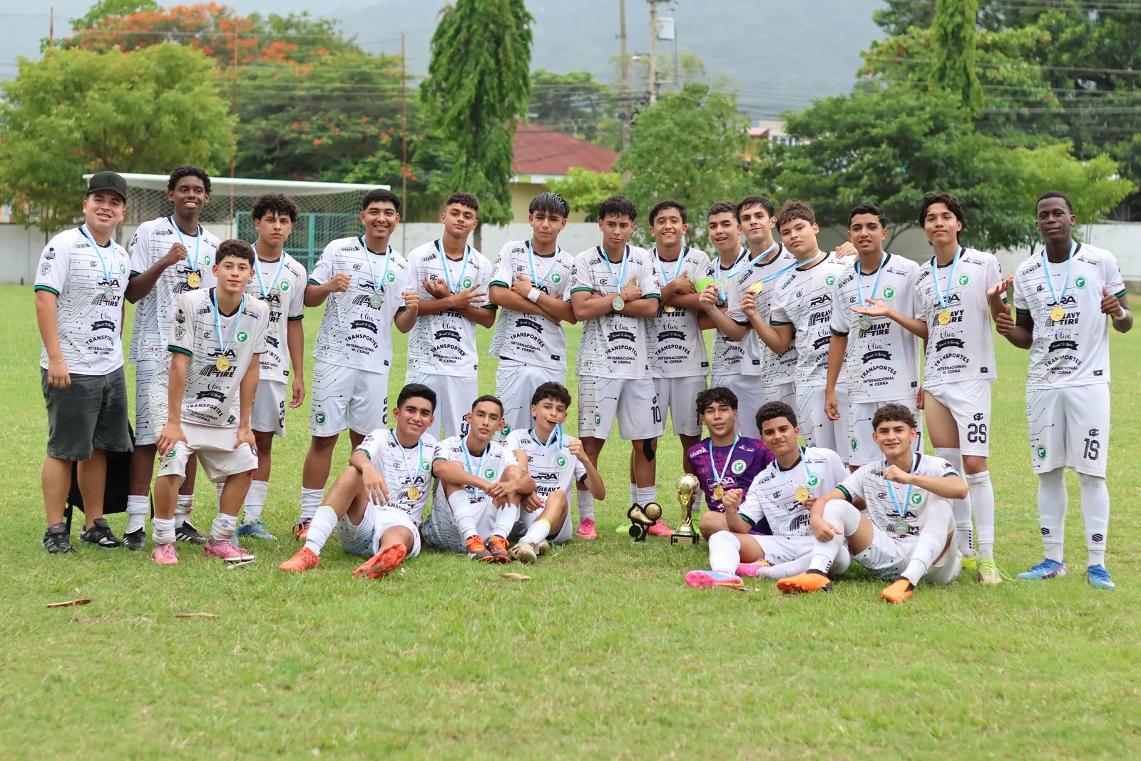 Jugadores del CD Platense Jr celebrando con la copa de campeones