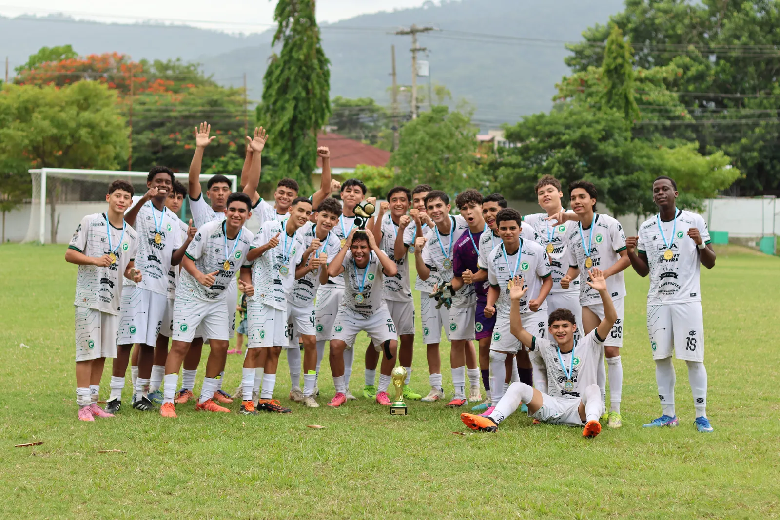 Jugadores del CD Platense Jr celebrando con la copa de campeones