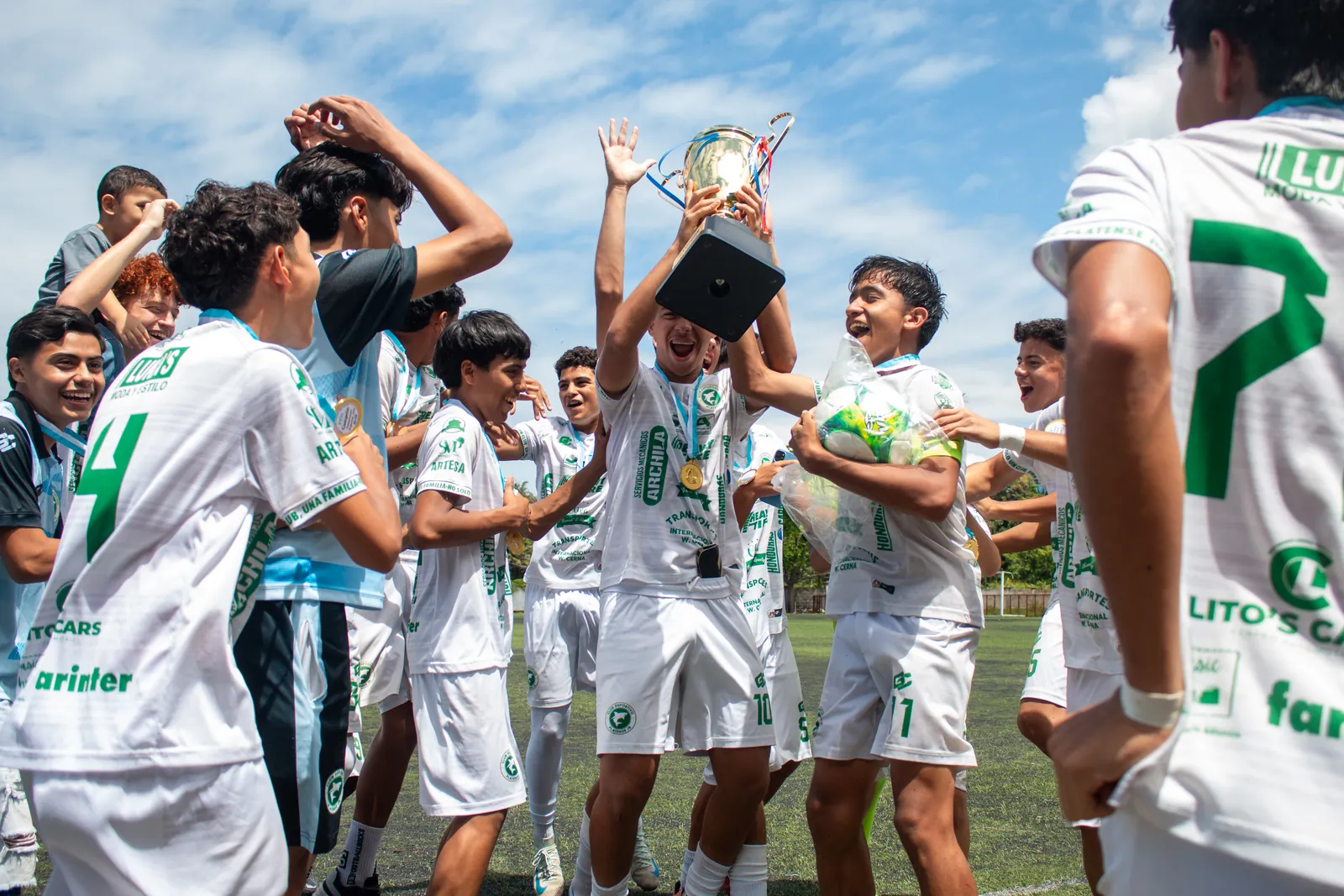 Jugadores del CD Platense Jr celebrando con la copa de campeones