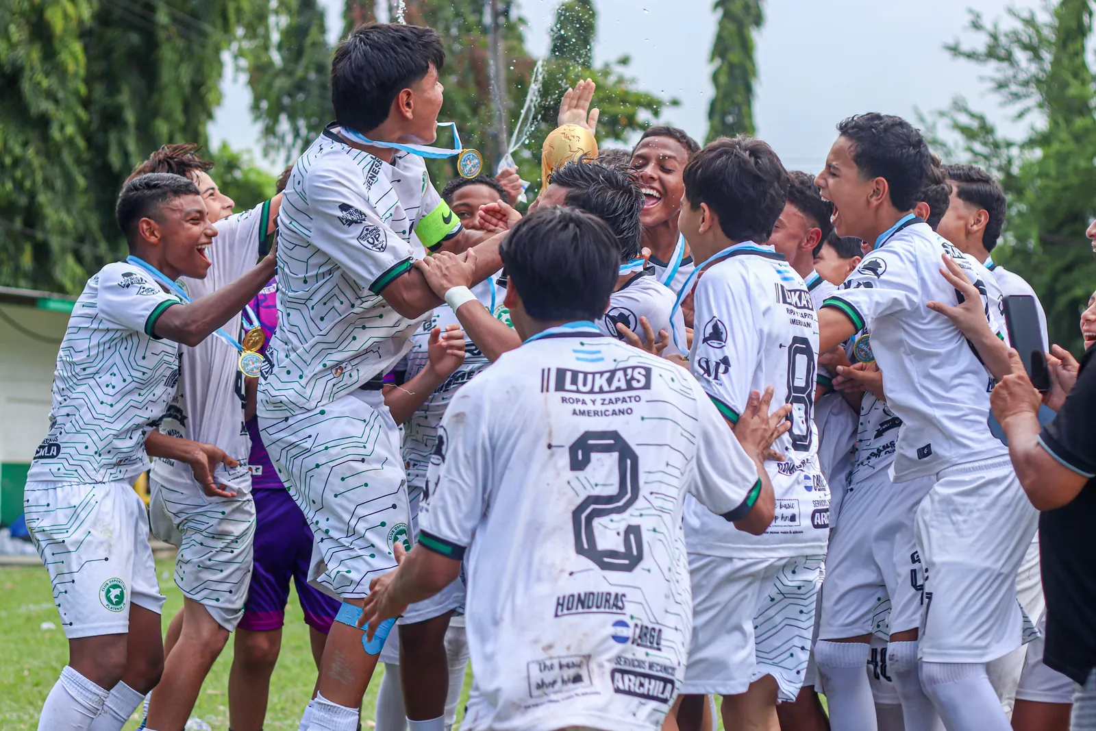 Jugadores del CD Platense Jr celebrando con la copa de campeones