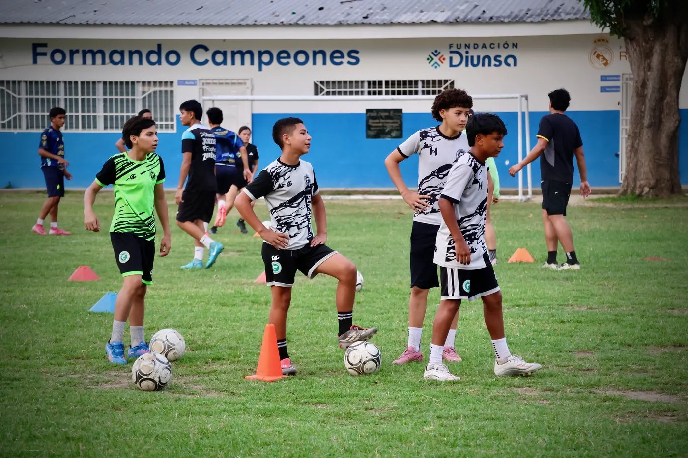 Jugadores del CD Platense Jr entrenando en la cancha