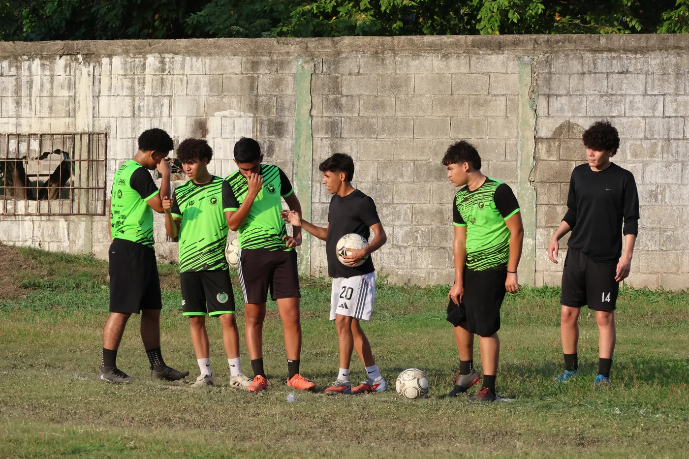 Jugadores del CD Platense Jr entrenando en la cancha