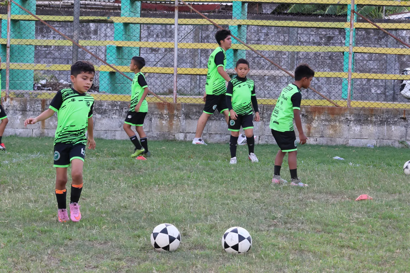 Jugadores del CD Platense Jr entrenando en la cancha