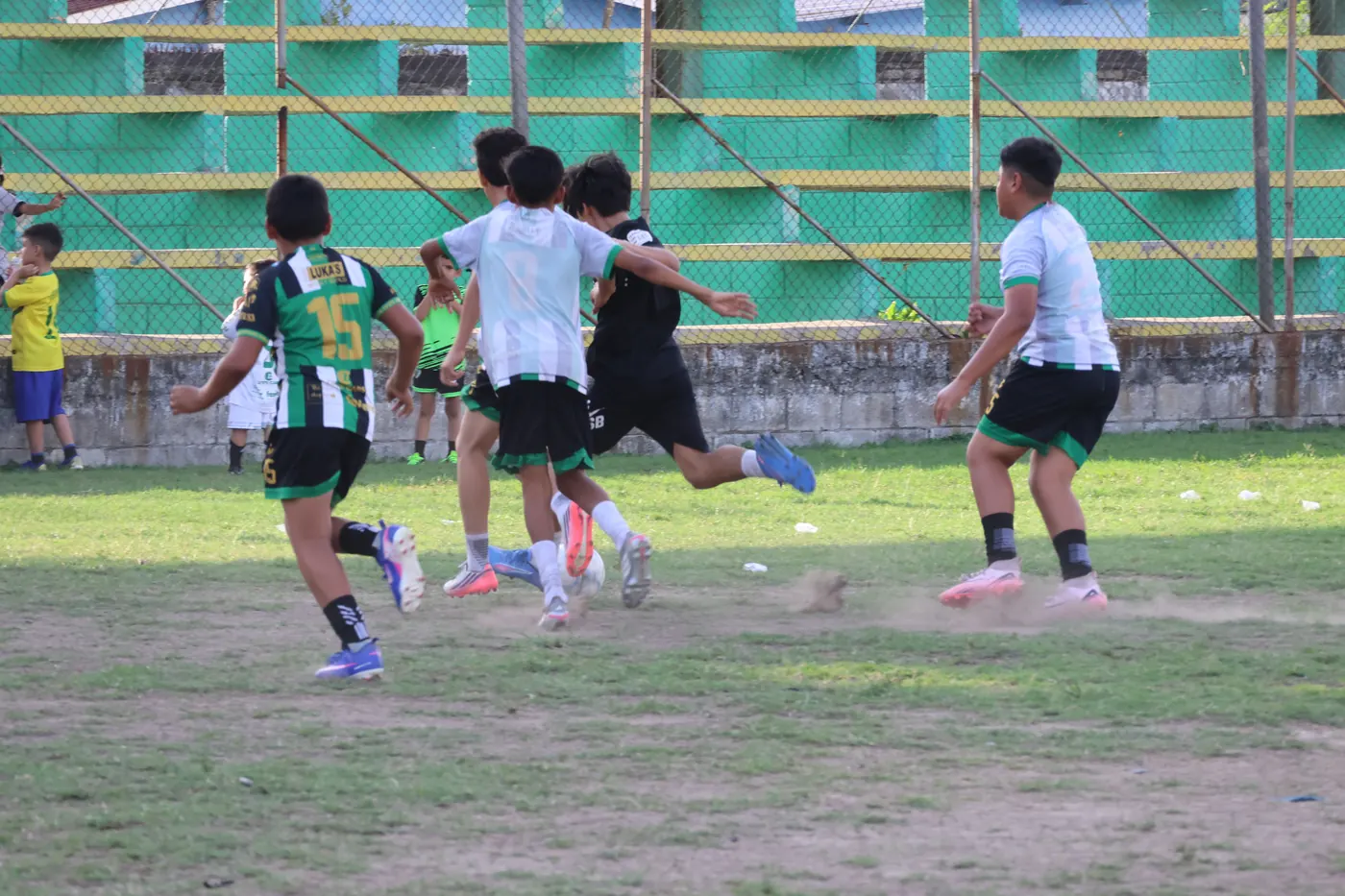 Jugadores del CD Platense Jr entrenando en la cancha