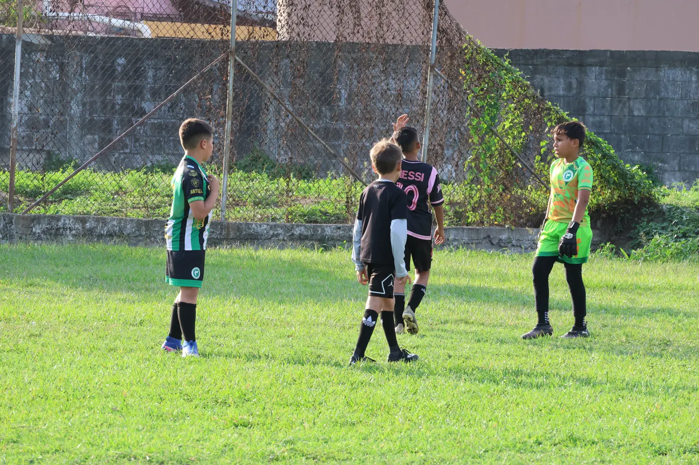 Jugadores del CD Platense Jr entrenando en la cancha