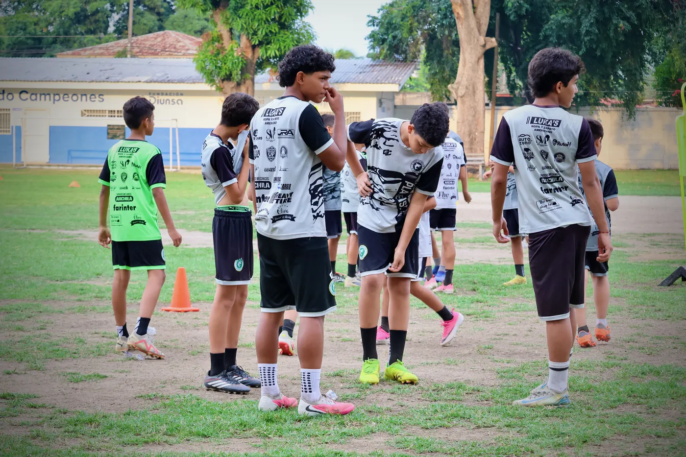 Jugadores del CD Platense Jr entrenando en la cancha