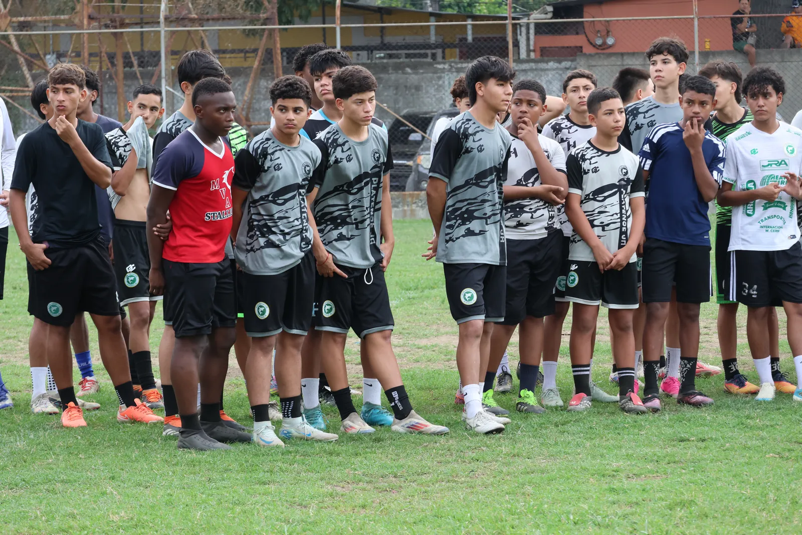 Jugadores del CD Platense Jr entrenando en la cancha